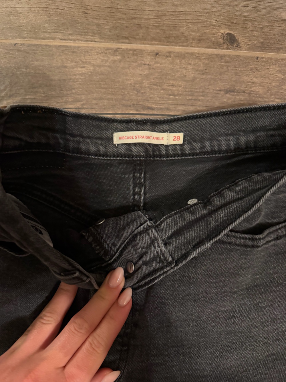 Levi's Women's Black Cropped Straight-Leg Jeans - Picture 3 of 7